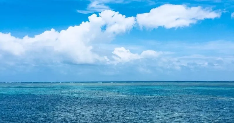 石垣島の浅瀬と水平線。移住後に暮らす島の静かな朝の海の景色。