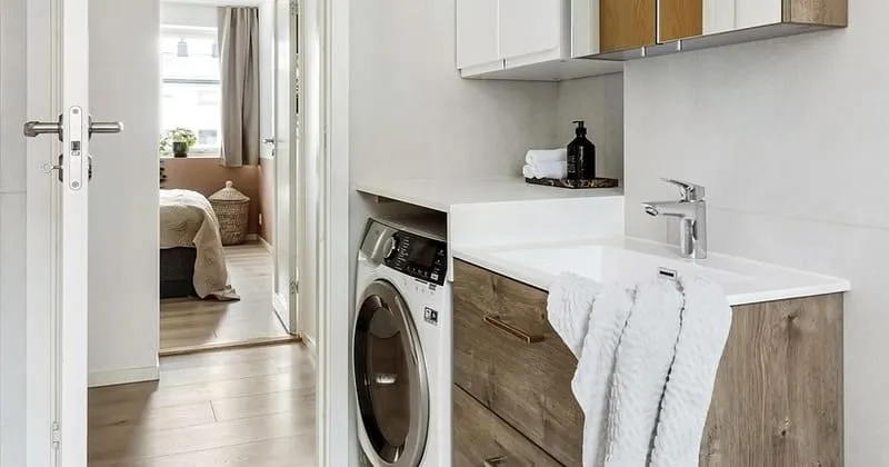 洗濯機から干す場所へ続く短い室内の導線