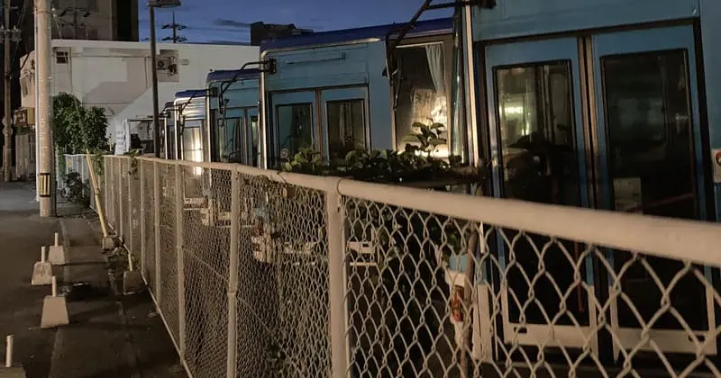 石垣島バスターミナル周辺の夜の歩道。街灯に照らされたフェンスと路上。