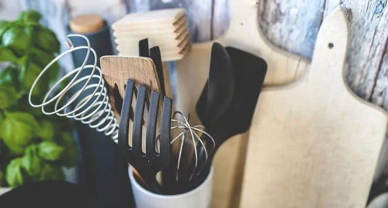 木製キッチンツールとボードをまとめた作業台