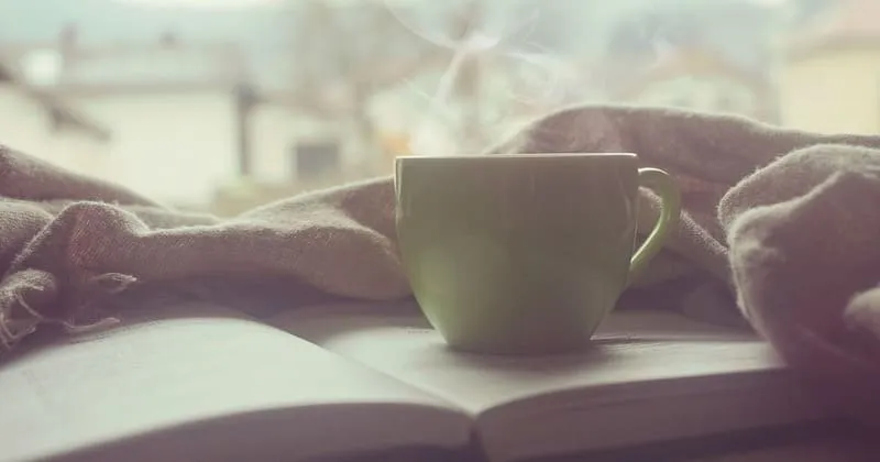 湯気の立つマグと本 静かな朝のテーブル