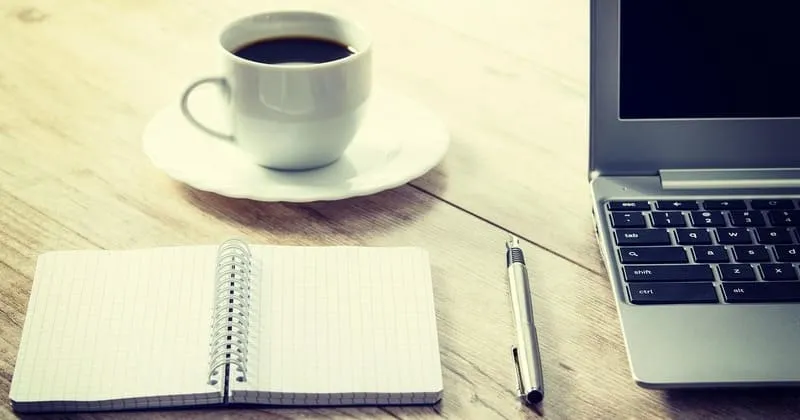 方眼ノートとペンと白いカップ 静かな机上