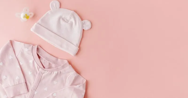 前夜にそろえた子どもの外出用の帽子と服