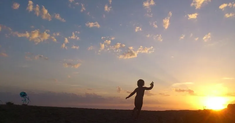 夕日に照らされる幼児のシルエット