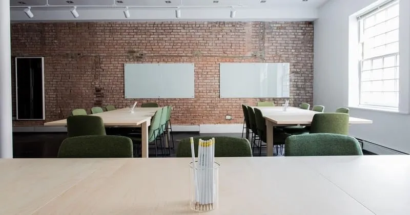 自然光が差し込む静かなコワーキングスペースの共用テーブル