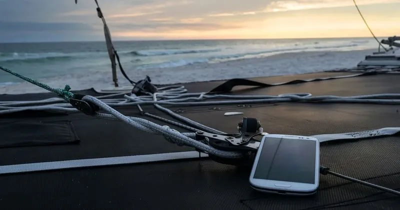 海辺のスマホとケーブル、予備回線の象徴
