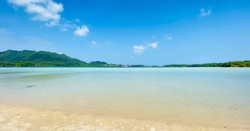 凪いだ海と砂地、青空が広がる