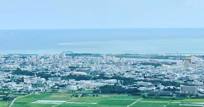 市街地と水平線、薄い雲が流れる石垣島の午後