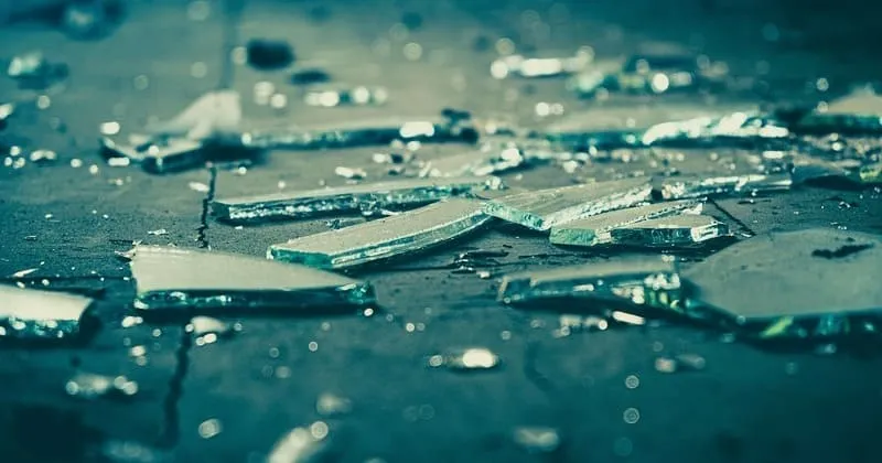 床に散ったガラス片のクローズアップ