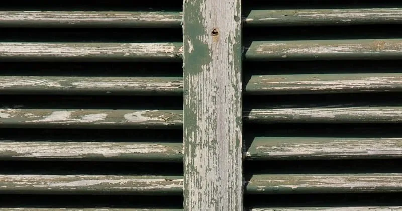 風雨から窓を守る木製ルーバー雨戸のクローズアップ