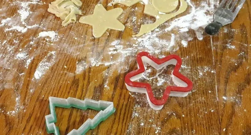 片付け前の粉と型が残る作業面