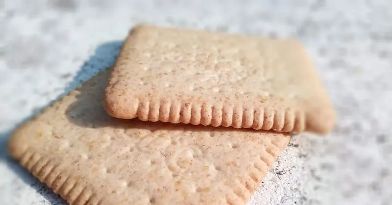 クラッカーの質感と静かな作業面