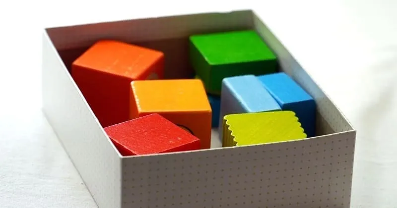 30cm角に収めたブロック玩具の整理箱のアップ