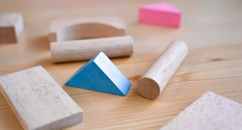 木製ブロックを1カテゴリでまとめた棚と配置