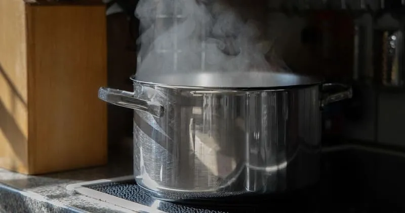 鍋から湯気が立ち上がる台所の一角