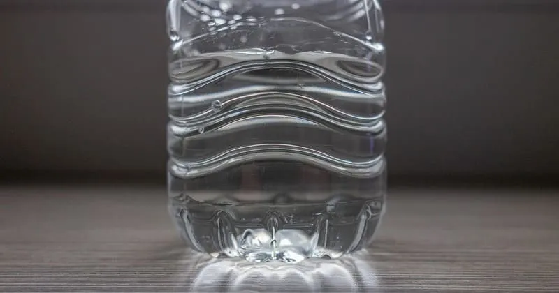 卓上に置かれた水のペットボトル