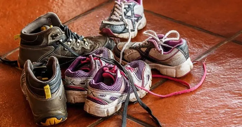 床に散らばった子ども靴の山