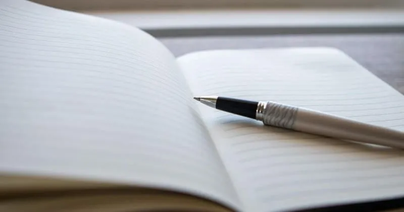 開いたノートとペン、費用の相場を書き出す