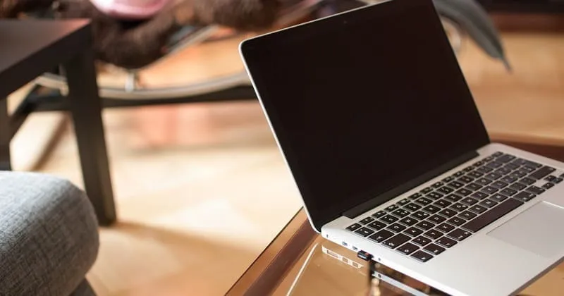 テーブルの上のノートPCとソファ