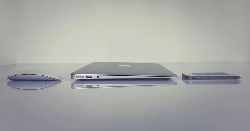 机に置いたノートPCとスマホ