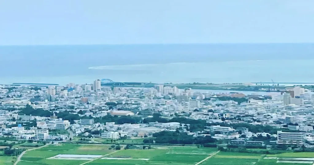 石垣島の市街地と海を高台から見渡した風景