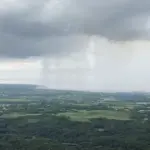 雨脚が落ちる石垣島の平野と灰色の空模様
