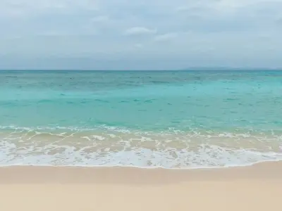 石垣島の静かな海と砂浜、湿り気を含む空気