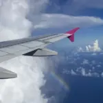 石垣島行きの機窓から見た飛行機の翼と積雲