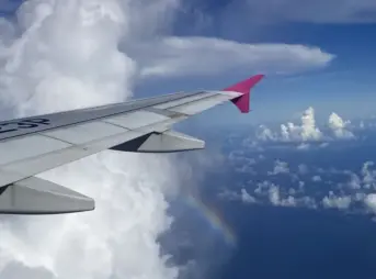 石垣島行きの機窓から見た飛行機の翼と積雲