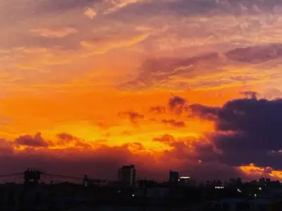 夕焼けの雲と島の街並みのシルエット
