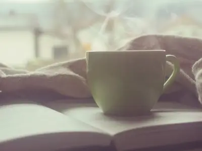 湯気の立つマグと本　静かな朝のテーブル