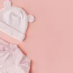 外出前にそろえた子どもの帽子と服のセット