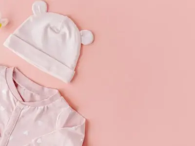 外出前にそろえた子どもの帽子と服のセット