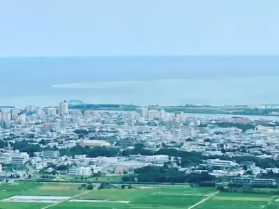 石垣島の市街地と海を見下ろす高台からの風景