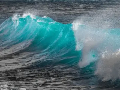白波を立てて崩れる青い海の波