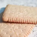 素朴なクラッカーを重ねた手元の質感