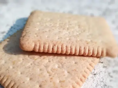 素朴なクラッカーを重ねた手元の質感