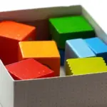 箱2個に収めた木製ブロックの整理箱の上面