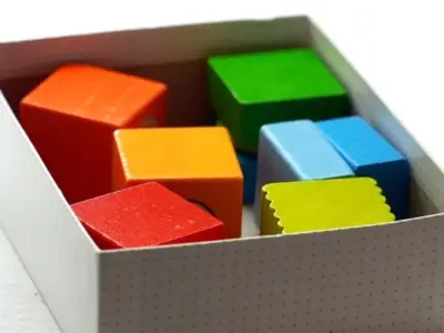 箱2個に収めた木製ブロックの整理箱の上面