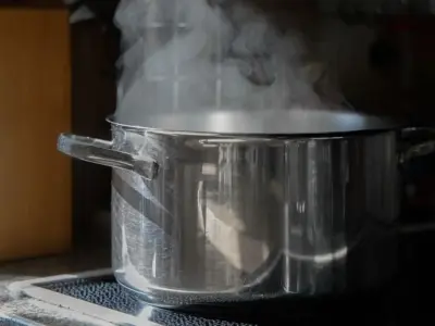台所で鍋の湯気が上がる様子