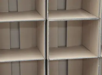 段ボール箱で区切られた空の棚