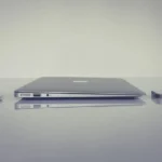 机に置いたノートPCとスマホ