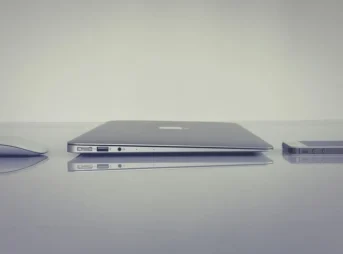 机に置いたノートPCとスマホ