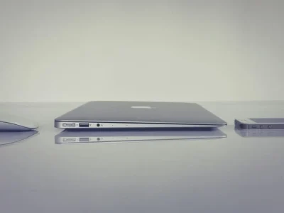 机に置いたノートPCとスマホ