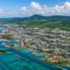 石垣島の海沿いに広がる市街地と港を上空から見た風景
