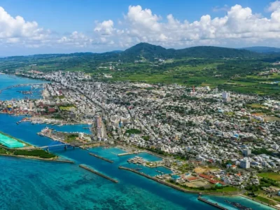石垣島の海沿いに広がる市街地と港を上空から見た風景