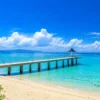 石垣島の青い海に伸びる桟橋とリゾート施設の風景