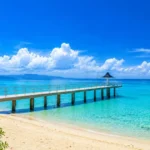 石垣島の青い海に伸びる桟橋とリゾート施設の風景