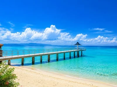 石垣島の青い海に伸びる桟橋とリゾート施設の風景