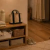 前夜にお出かけ用の水筒、着替え、バッグを棚にまとめた室内